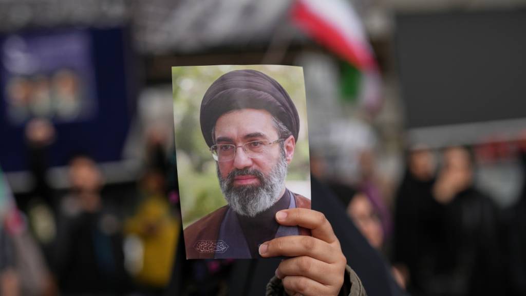 ARCHIV - Ein Demonstrant hält ein Bild von Modschtaba Chamenei, Irans neuem Religionsführer und Staatsoberhaupt, während einer Versammlung nach der Ankündigung einer zweiwöchigen Waffenruhe mit den Vereinigten Staaten und Israel. Foto: Francisco Seco/AP/dpa