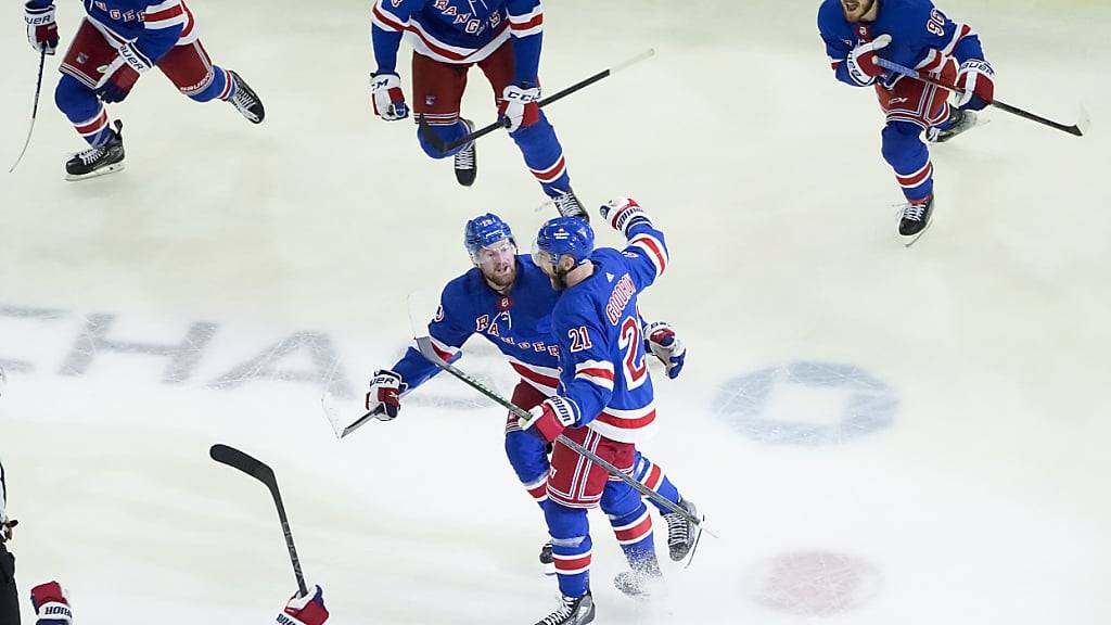 Stürmer Barclay Goodrow (Mitte, Nummer 21) jubelt nach seinem 2:1-Siegtor in der Verlängerung mit den Teamkollegen der New York Rangers