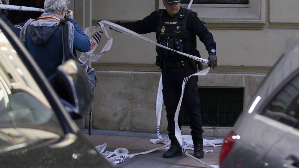 Polizeibeamte sperren das Gebiet ab, nachdem der konservative Politiker Alejandro Vidal-Quadras auf der Straße angeschossen wurde. Der Rechtspolitiker wurde in ein Krankenhaus gebracht. Foto: Andrea Comas/AP