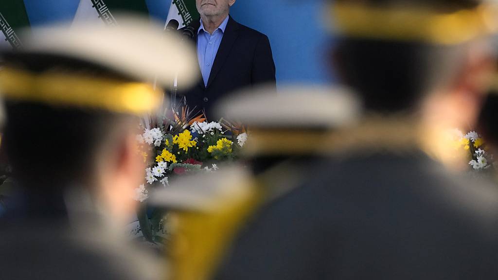 Der iranische Präsident Masoud Pezeshkian lässt die jährliche Militärparade zum Jahrestag des Beginns des Krieges gegen den Iran durch den ehemaligen irakischen Diktator Saddam Hussein vor 44 Jahren vor dem Schrein des verstorbenen Revolutionsgründers Ayatollah Khomeini in der Nähe von Teheran Revue passieren. Foto: Vahid Salemi/AP