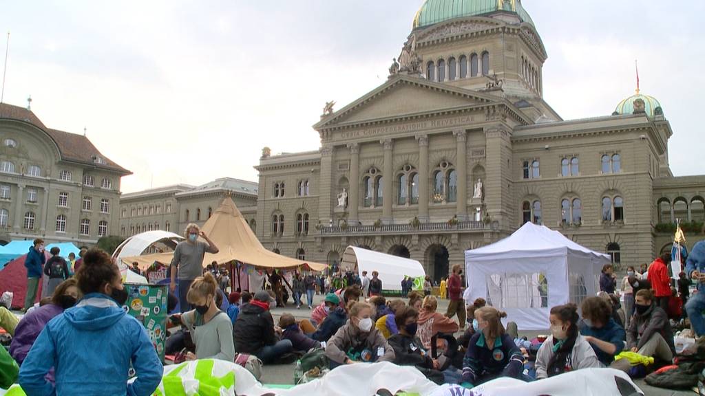 Vorerst geduldet: Klimaaktivisten besetzen Bundesplatz