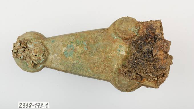 Archäologen entdecken mittelalterliche Gräber, Feuergruben und ein Schwert