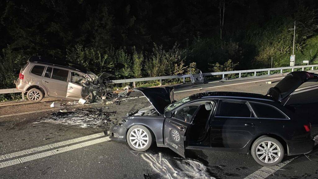 Die beiden Fahrzeuge wurden bei der Kollision total beschädigt.