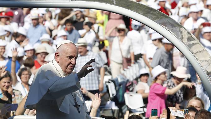 Papst feiert Messe mit Tausenden Gläubigen - Forderung nach Offenheit