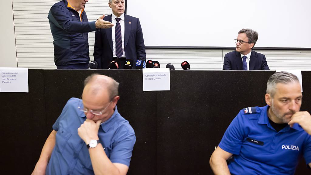 Der Bündner Regierungpräsident Jon Domenic Parolini (oben links), Bundesrat Ignazio Cassis (oben mittig) und der Tessiner Regierungspräsident Christian Vitta (oben rechts) an der Medienkonferenz in Roveredo GR.