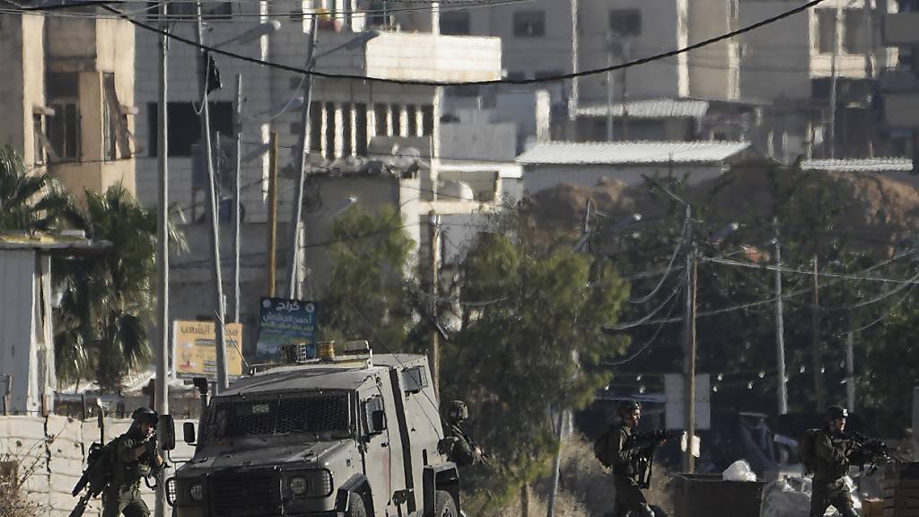Israels höchstes Gericht berät über eine Wehrpflicht für ultraorthodoxe Männer. Foto: Majdi Mohammed/AP/dpa