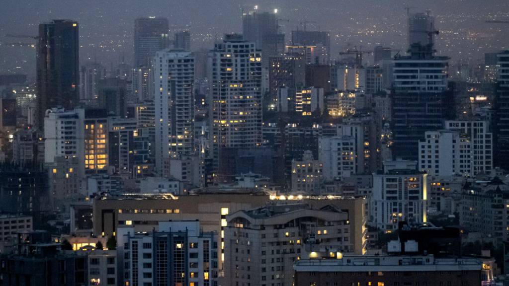 ARCHIV - Die Skyline der Millionenmetropole Teheran in der Abenddämmerung. Einige Fenster der Hochhäuser leuchten noch nach Sonnenuntergang. Foto: Arne Immanuel Bänsch/dpa (Archivbild)