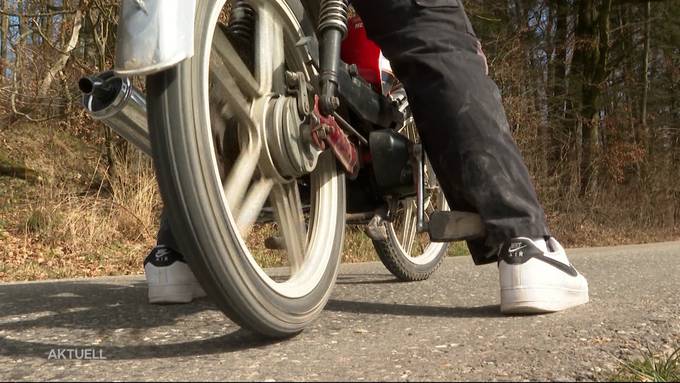 Teenager rast mit seinem frisiertem Töffli durch die Gegend