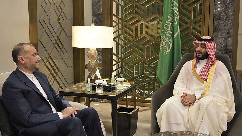 HANDOUT - Dieses vom iranischen Außenministerium zur Verfügung gestellte Foto zeigt Mohammed bin Salman (r), Kronprinz von Saudi-Arabien, mit Hossein Amirabdollahian, Außenminister von Iran, während ihres Treffens. Foto: Uncredited/Iranian Foreign Ministry/AP/dpa - ACHTUNG: Nur zur redaktionellen Verwendung und nur mit vollständiger Nennung des vorstehenden Credits