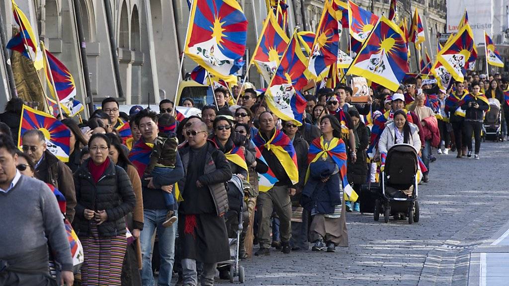 Die Tibetergemeinschaft gedachte am Freitag mit vielen Flaggen in Bern des 58. Jahrestages des Tibeter-Aufstandes.