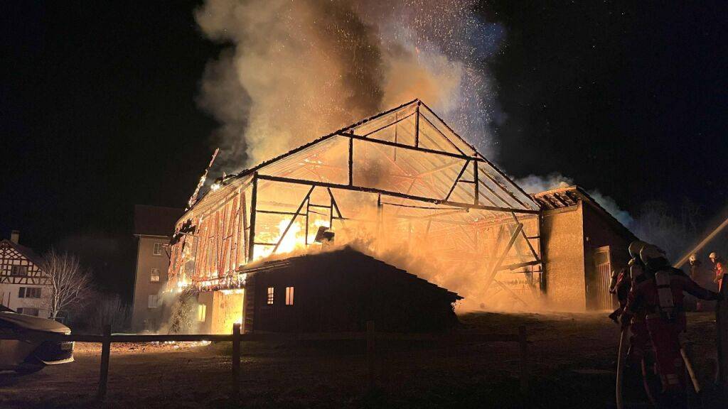 In Ottikon ist am Mittwochmorgen eine Scheune komplett niedergebrannt. Der Schaden dürfte über eine Million Franken betragen.
