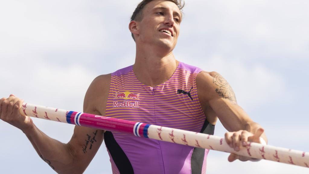 Simon Ehammer hebt den Stab zum Anlauf für den Bronzesprung
