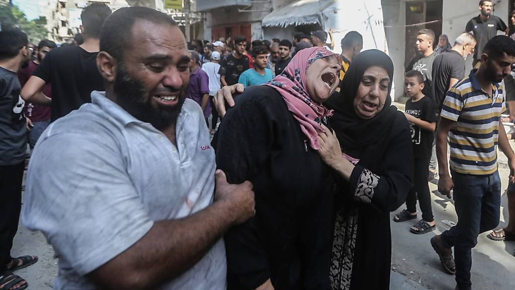Palästinenser verlassen weinend das Flüchtlingslager al Shati nach einem israelischen Luftangriff. Foto: Mohammed Talatene/dpa