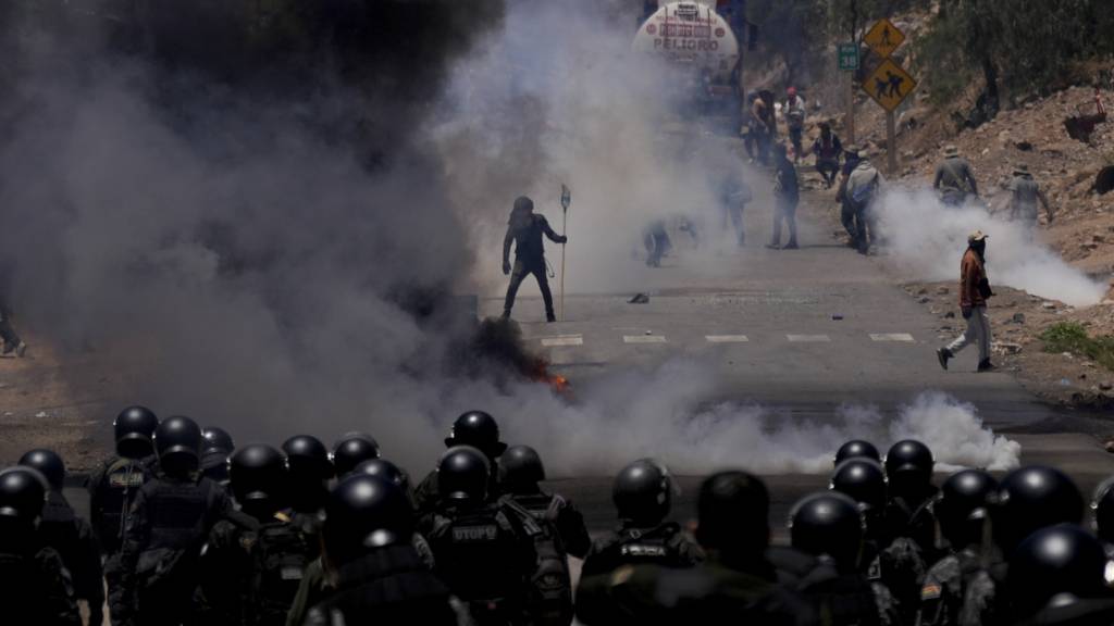 dpatopbilder - Die Polizei setzt Tränengas ein, um Anhänger des ehemaligen Präsidenten Evo Morales zu vertreiben, die seit Tagen Straßen blockieren. Foto: Juan Karita/AP