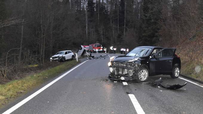 Unfall zwischen drei Fahrzeugen – Lenker von Lieferwagen leicht verletzt