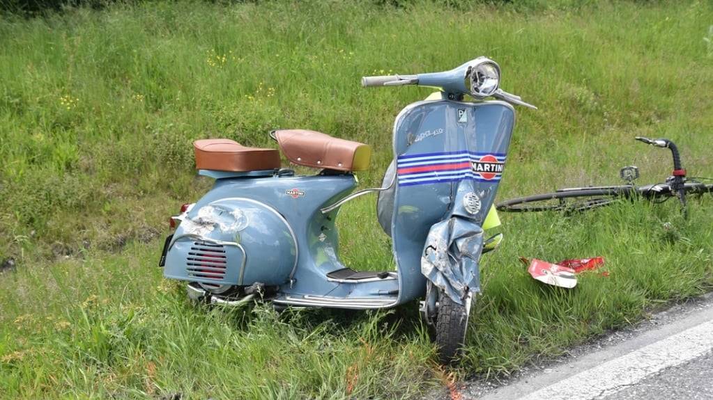 Der Rollerfahrer kollidierte frontal-seitlich mit dem hinteren Kotflügel der Autofahrerin.