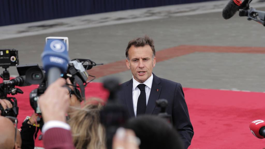 Der französische Präsident Emmanuel Macron spricht mit den Medien bei einem Treffen der Europäischen Politischen Gemeinschaft. Foto: Anthony Pizzoferrato/AP/dpa