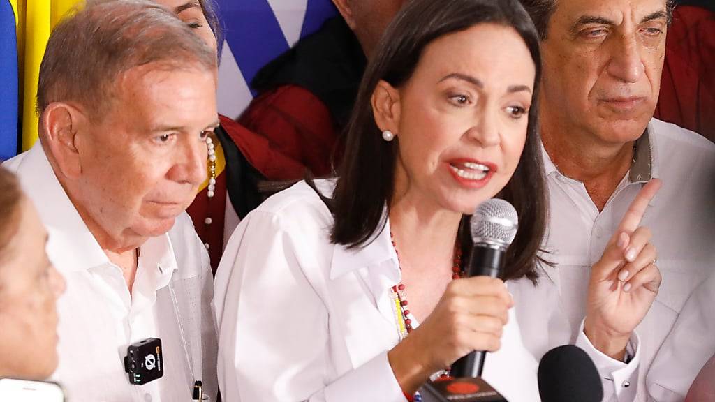 ARCHIV - Die Oppositionsf ̧hrerin MarÌa Corina Machado und Edmundo Gonz·lez Urrutia, Pr‰sidentschaftskandidat der Opposition, geben eine Pressekonferenz, nachdem der Nationale Wahlrat den bisherigen Pr‰sidenten Maduro zum Sieger der Pr‰sidentschaftswahlen erkl‰rt hat. Foto: Jeampier Mattey/dpa