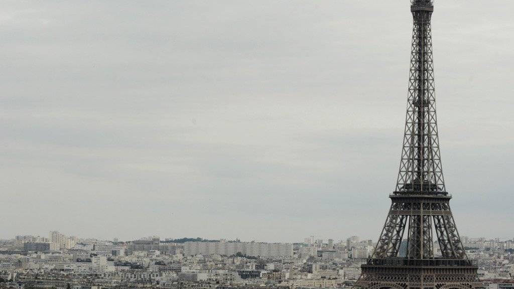Der Eiffelturm in Paris bleibt am Dienstag aus Sicherheitsgründen geschlossen. (Archiv)