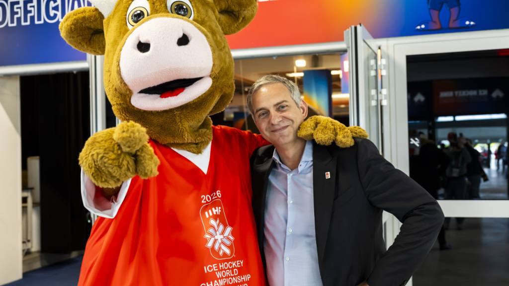 Christian Hofstetter, der Generalsekretär der nächstjährigen WM in der Schweiz, posiert mit dem Maskottchen der Titelkämpfe in Zürich und Freiburg
