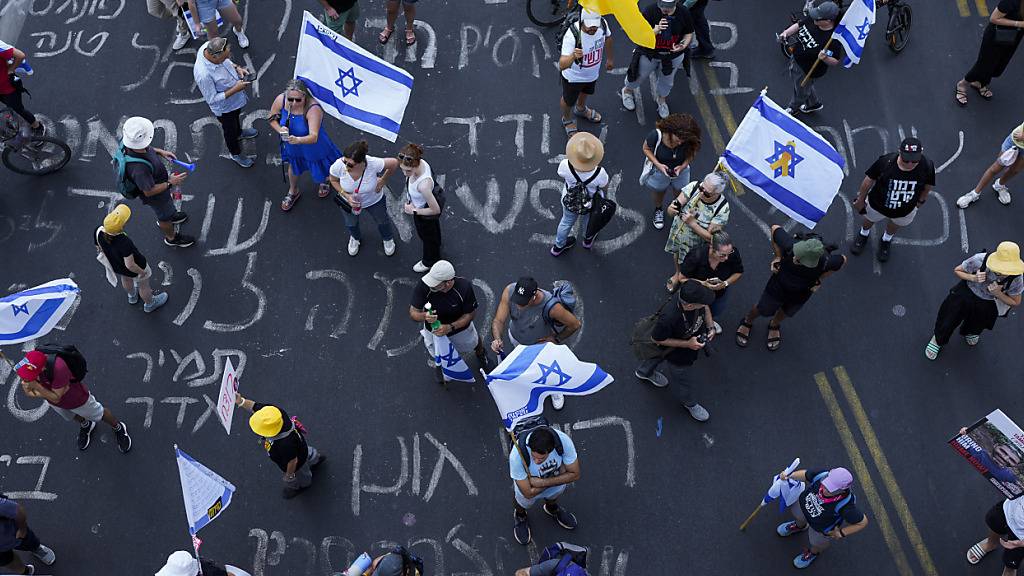 Demonstranten forderten einen Waffenstillstand und die sofortige Freilassung von Geiseln. Foto: Ohad Zwigenberg/AP/dpa