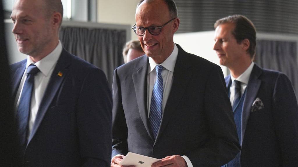 Der designierte Bundeskanzler Friedrich Merz (CDU, M) gibt beim zweiten Wahlgang der Kanzlerwahl im Bundestag seinen Stimmzettel ab. Der designierte Bundeskanzler Merz war bei der Kanzlerwahl im Bundestag im ersten Wahlgang durchgefallen. Foto: Michael Kappeler/dpa