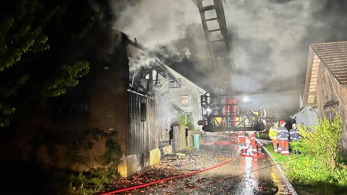 Wieder Brand in Elgg: Schopf brennt über Nacht nieder