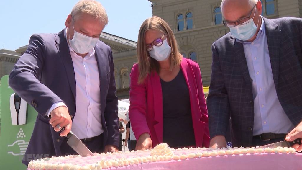 Süsse Impf-Kampagne am Bundesplatz: BAG verteilt Piks mit Kuchen