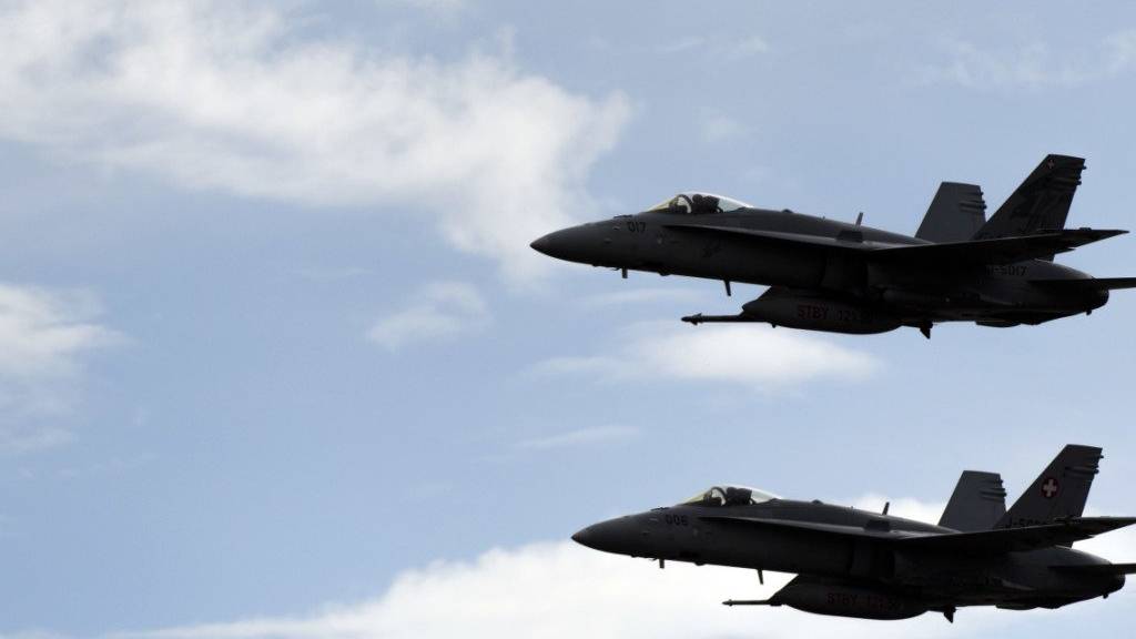 Die F/A-18-Kampfflugzeuge sollen zu «Bombern» aufgerüstet werden: Die Sicherheitspolitische Kommission des Nationalrates will sie erdkampftauglich machen und dafür 20 Millionen Franken ausgeben. (Archivbild)