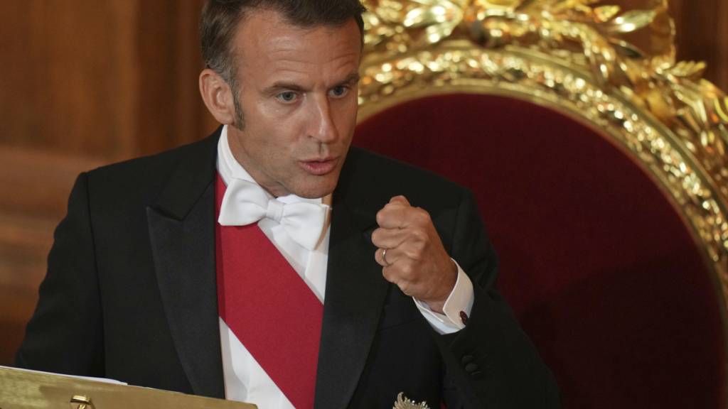 Der französische Präsident Emmanuel Macron spricht bei einem Bankett in der Guildhall in London. Foto: Alastair Grant/AP/dpa/Archivbild