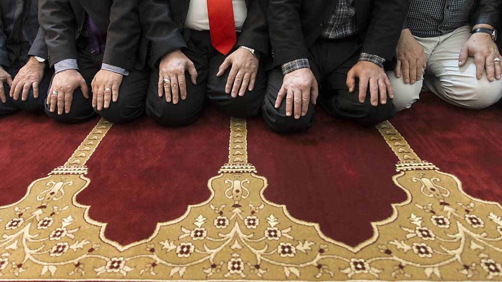 Muslime beten im Haus der Religionen in Bern. Der Kanton will statt einer Religionscharta den Austausch mit nicht landeskirchlich anerkannten Religionsgemeinschaften pflegen. (Symbolbild)