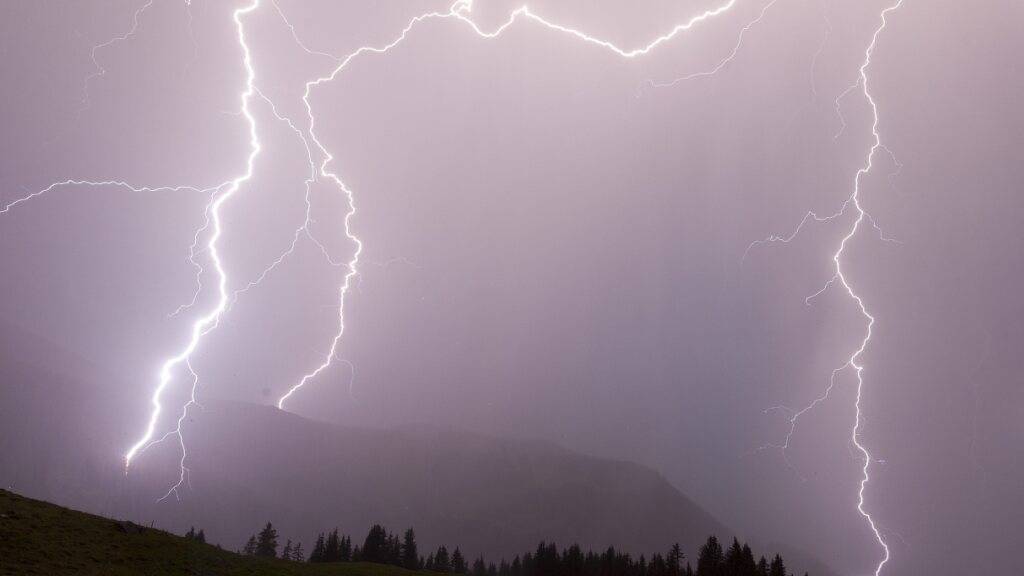 Die Schweiz hat eine stürmische Nacht hinter sich. Meteoschweiz zählte knapp 12'000 Blitze bis zum Mittwochmorgen. (Archivbild)