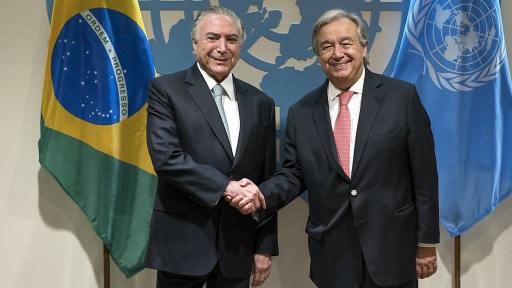 Brasiliens Präsident Temer (l.) setzte als erster Staatschef die Unterschrift unter den Vertrag zum Verbot von Atomwaffen, UNO-Generalsekretär Guterres sprach von einem «Meilenstein».
