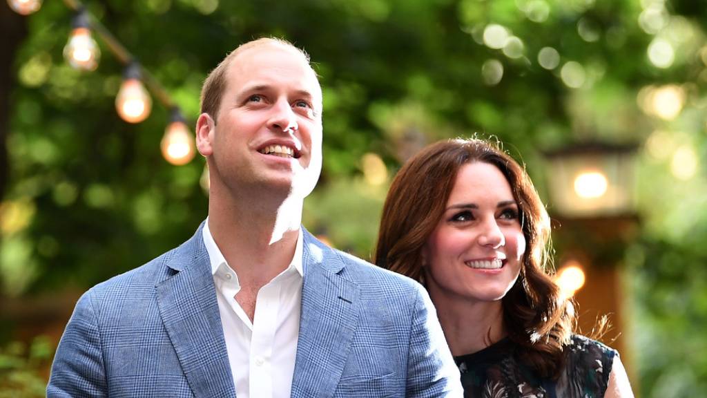 Heil überstanden: Nach einem beängstigend turbulenten Flug können der britische Prinz William und seine Frau Herzogin Kate wieder lachen.