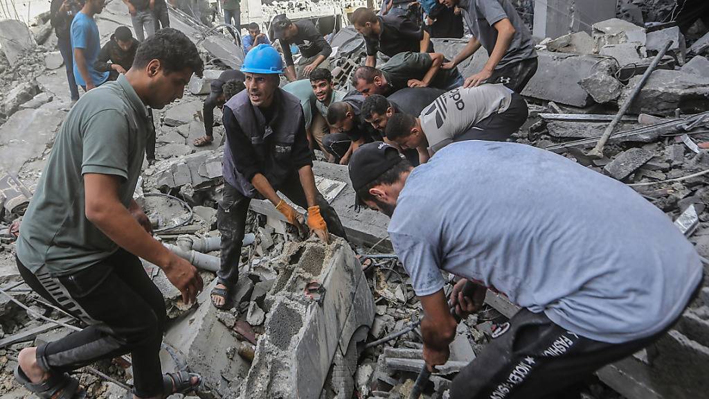 Palästinenser suchen nach einem israelischen Luftangriff auf Rafah nach Opfern. Foto: Mohammed Talatene/dpa