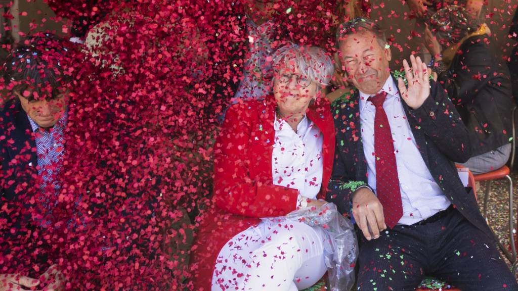 Im Konfettiregen des Winzerfests: Bundesrätin Elisabeth Baume-Schneider und ihr Mann Pierre-André Baume.