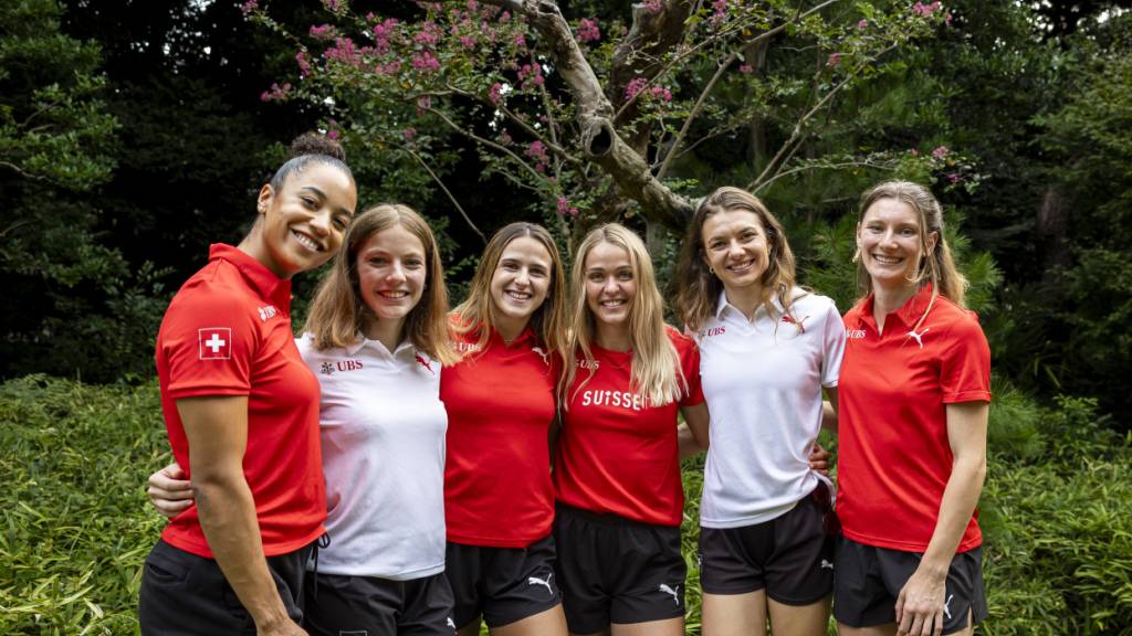 Salomé Kora, Emma Van Camp, Léonie Pointet, Céline Bürgi, Géraldine Frey und Ajla Del Ponte posieren beim Empfang der Schweizer Delegation in der Schweizer Botschaft in Tokio