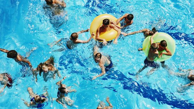 Endlich Sonne! Badis wollen nach Dauerregen das Loch in ihrer Kasse stopfen