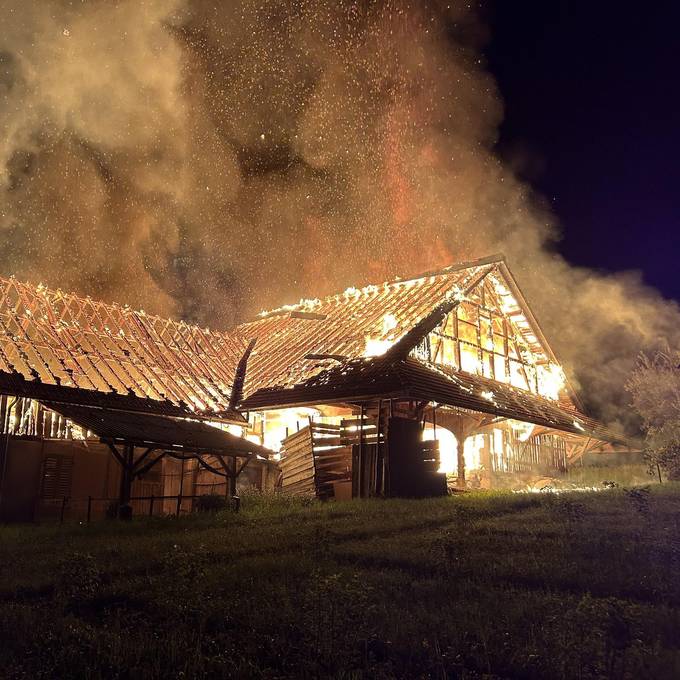 Unbewohntes Wohnhaus und Scheune brennen komplett aus