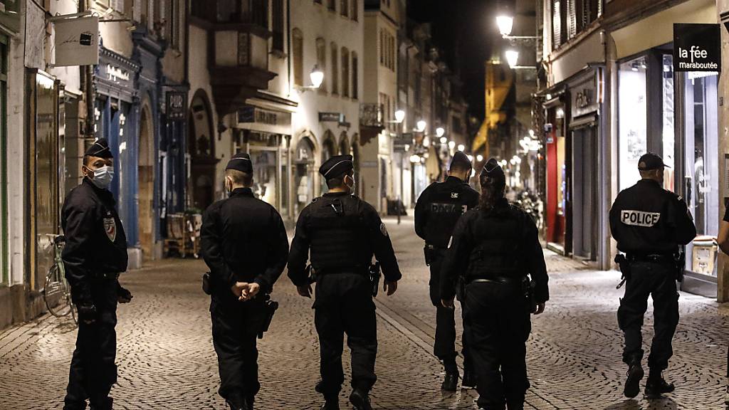Polizisten patrouillen im Stadtzentrum von Straßburg zur Durchsetzung der Ausgangssperre. Foto: Jean-Francois Badias/AP/dpa