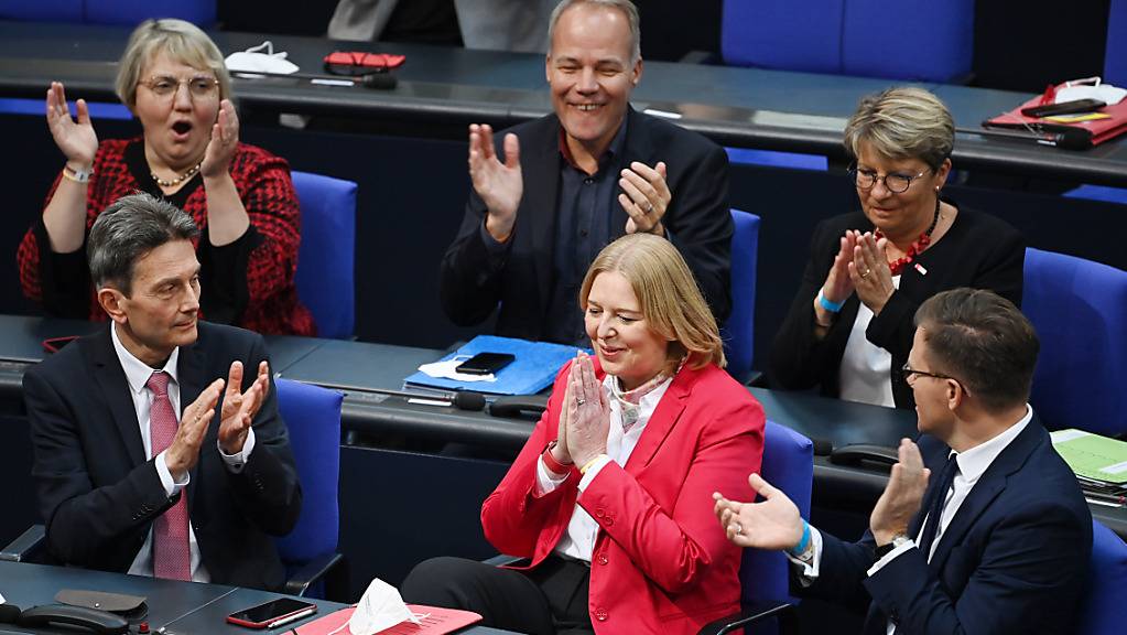 Bärbel Bas freut sich über ihre Wahl zur Bundestagspräsidentin.