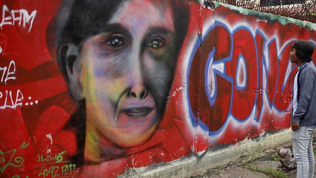 Mit diesem Graffiti wird Aung San Suu Kyi in Mandalay zum Wahlsieg gratuliert.