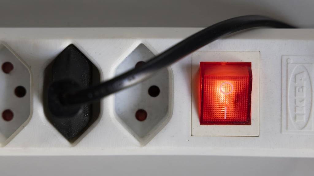 Aus den Steckdosen in Tuggen ist eine Stunde lang kein Strom geflossen. (Symbolbild)