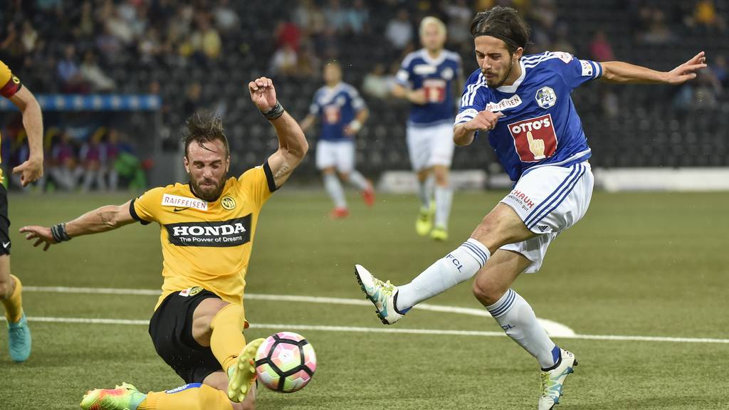 FCL-Spieler Jahmir Hyka im Einsatz gegen Scott Sutter von YB.