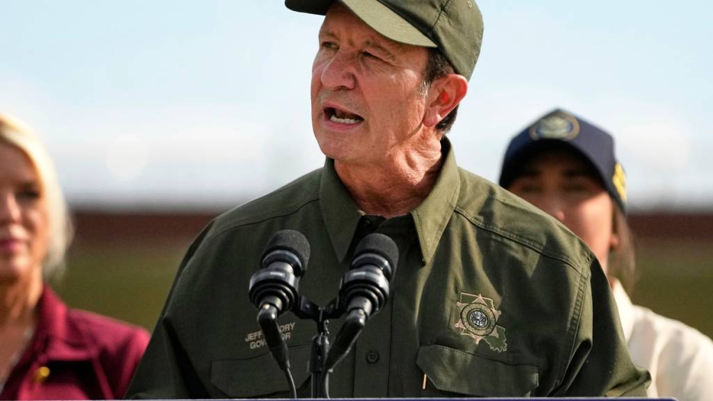 ARCHIV - Der Gouverneur von Louisiana, Jeff Landry, spricht zu Reportern im Louisiana State Penitentiary. Foto: Gerald Herbert/AP/dpa (Archivbild)