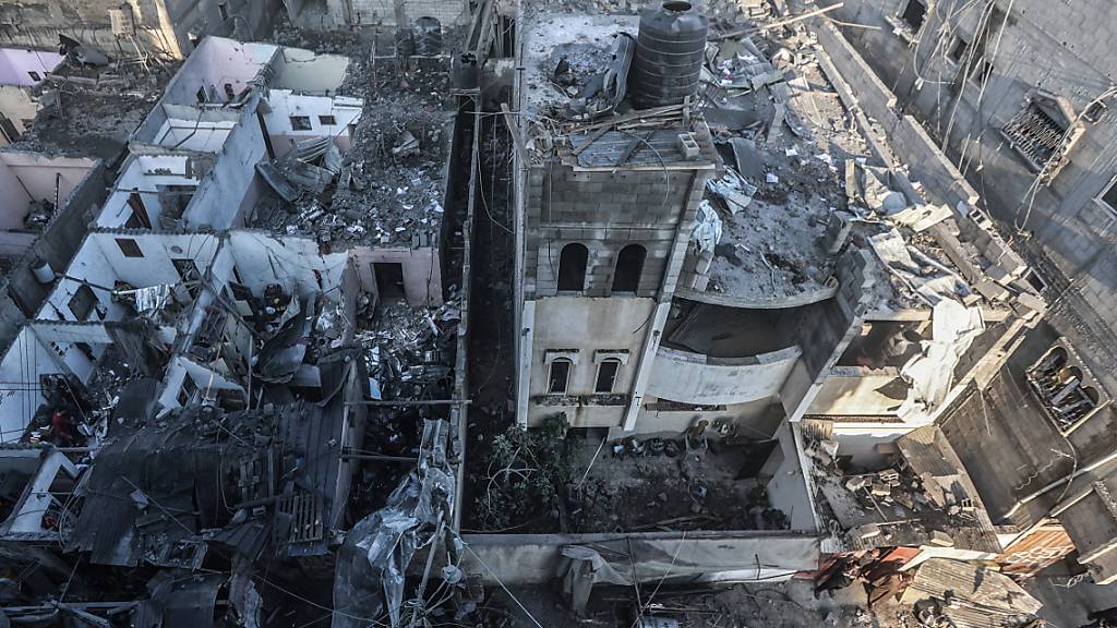 Zerstörte Gebäude nach einem israelischen Luftangriff auf das Viertel Al-Amal in Chan Junis. Foto: Ahmed Zakot/dpa