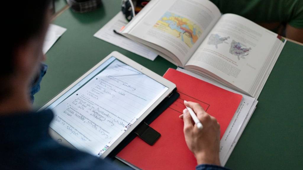 In Uri ist die Zahl der Lernenden, die parallel zur Lehre die Berufsmaturität absolvieren, unverändert tief. (Symbolbild)