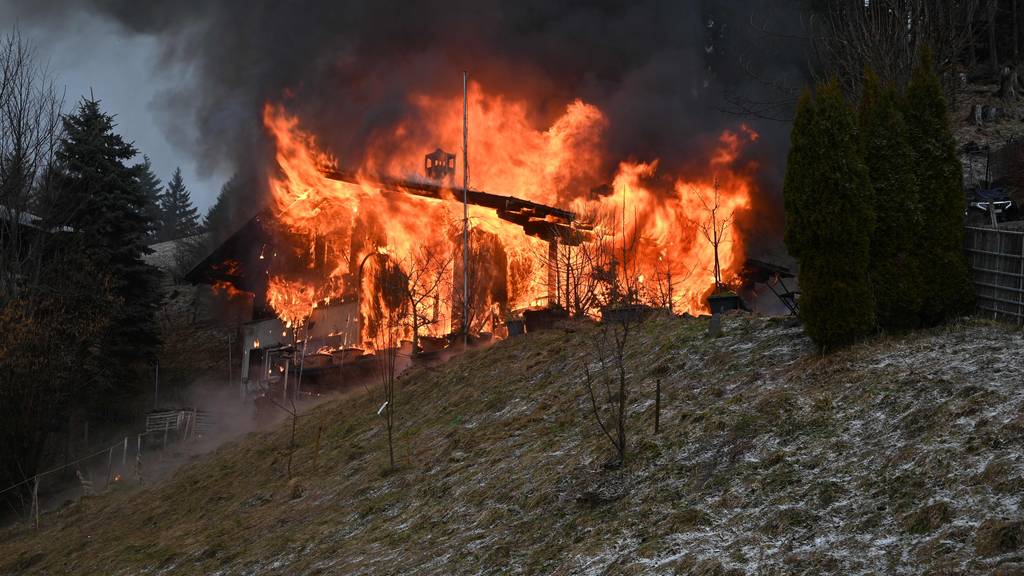 Haus in Vollbrand – 58-Jähriger erlitt «schlimme Verbrennungen»