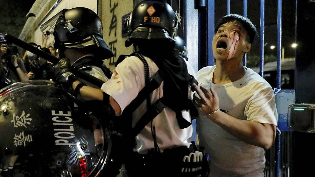 Vor einer Polizeistation in Hongkong ist es am Dienstagabend erneut zu gewalttätigen Protesten gekommen.
