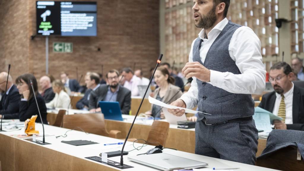 Domenik Ledergerber (SVP) würde gerne seinen Sohn am Montag häufiger sehen. Er forderte eine Reduktion der Kantonsratsitzungen von vier auf drei pro Monat. (Archivbild)